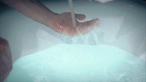 wetmate-bath-in-blue-jeans_2.jpg