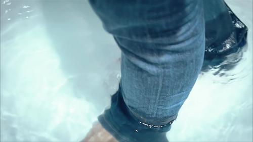wetmate-bath-in-blue-jeans_3.jpg